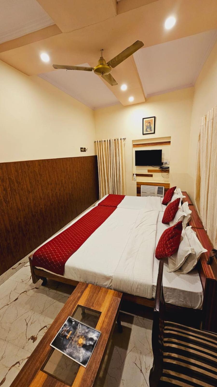 Bhagyashree Guest House 2 Km To Vishwanath Temple, Ganga Ghat Parking Available Варанаси Экстерьер фото